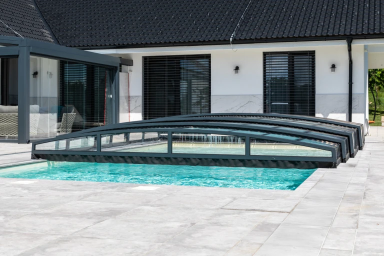 Bezszynowe zadaszenie basenu