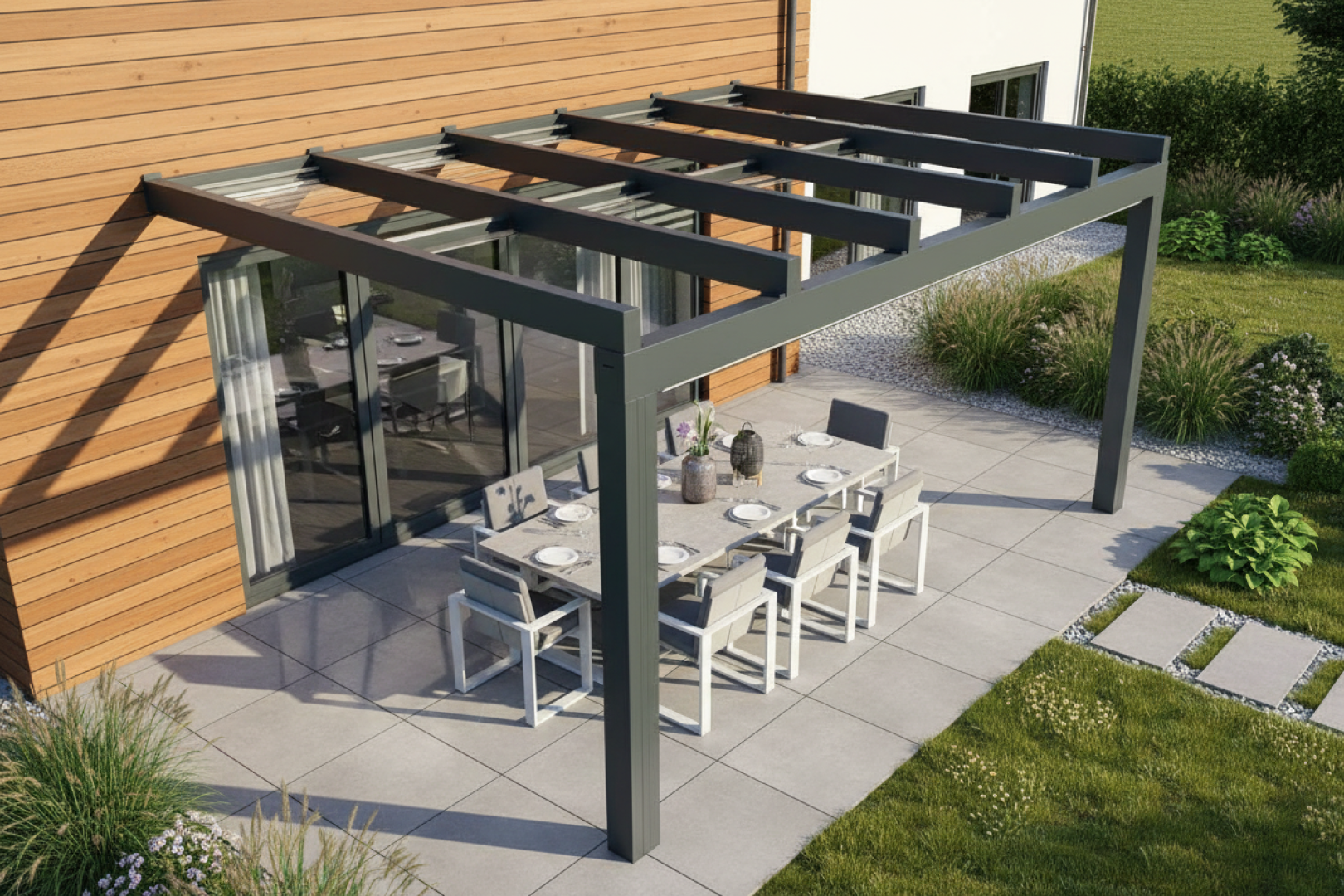 Nowoczesna, szara pergola z aluminium z przeszklonym dachem nad tarasem z miejscem do spożywania posiłków przy domu z drewnianą elewacją.