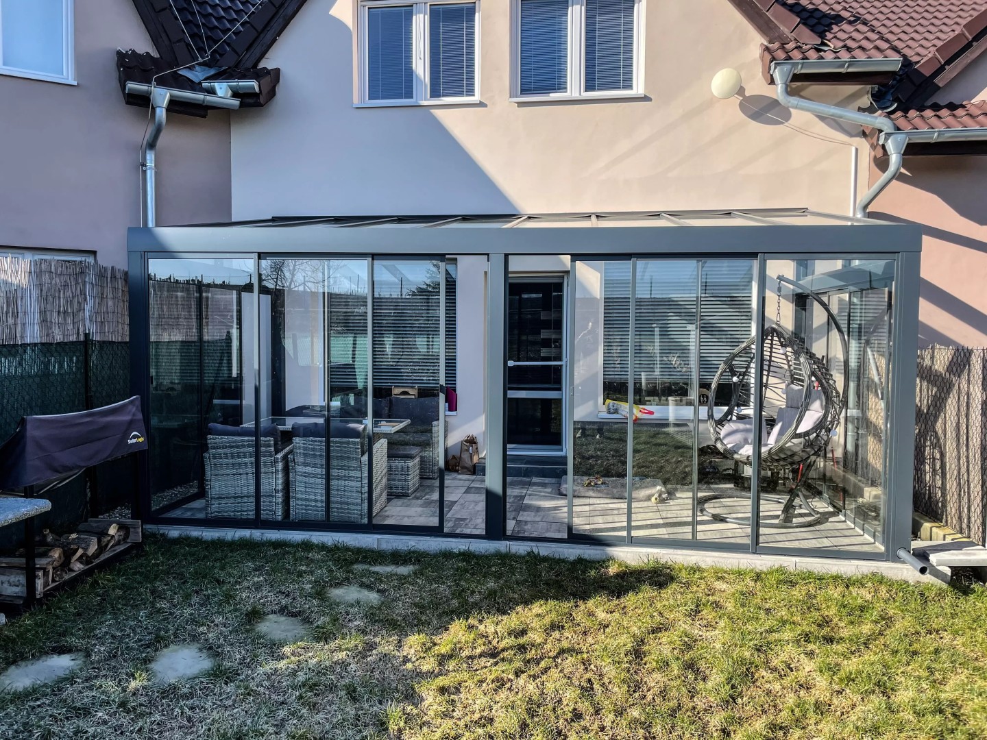 Nowoczesna aluminiowa pergola ROBUST ze standardowym oszkleniem i meblami ogrodowymi w miejscowości Stehelčeves