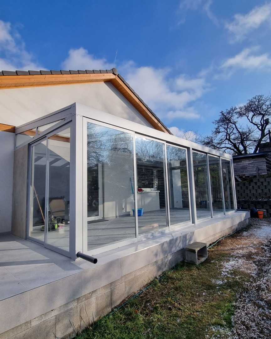 Nowoczesna, przeszklona oranżeria z aluminiową konstrukcją dobudowana do domu jednorodzinnego