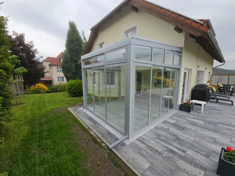 Nowoczesny, przeszklony ogród zimowy z aluminiową konstrukcją, dobudowany do domu jednorodzinnego