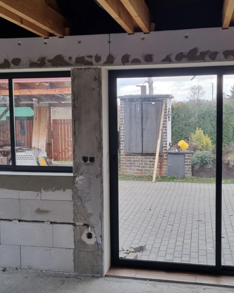 Taras w trakcie budowy z zamontowanym aluminiowym oszkleniem Robust i widokiem na zewnątrz