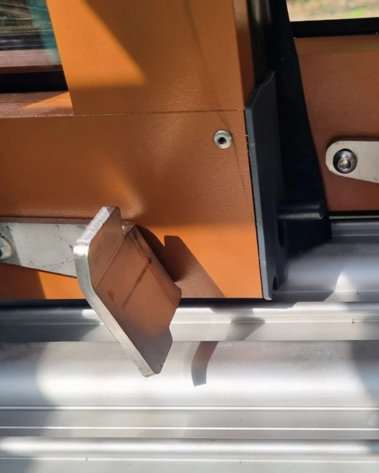 Szczegółowe spojrzenie na mechanizm mocowania profilu zadaszenia basenowego