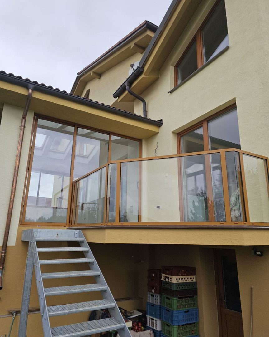 Nowoczesne przeszklenie tarasu z aluminiową balustradą w domu jednorodzinnym