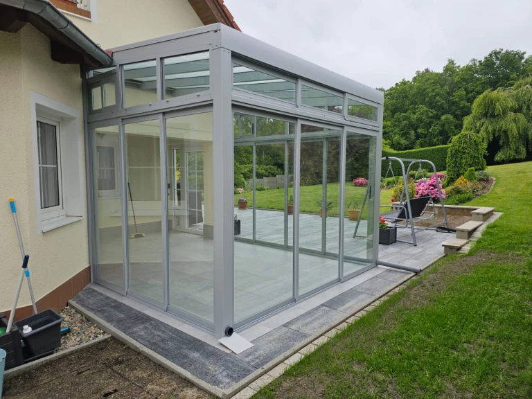 Nowoczesny, przeszklony ogród zimowy „Robust” z aluminiową konstrukcją, dobudowany do domu jednorodzinnego