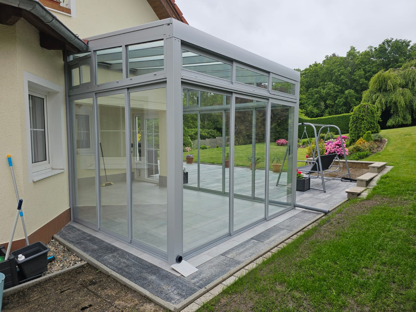 Nowoczesny, przeszklony ogród zimowy z aluminiową konstrukcją, dobudowany do domu jednorodzinnego